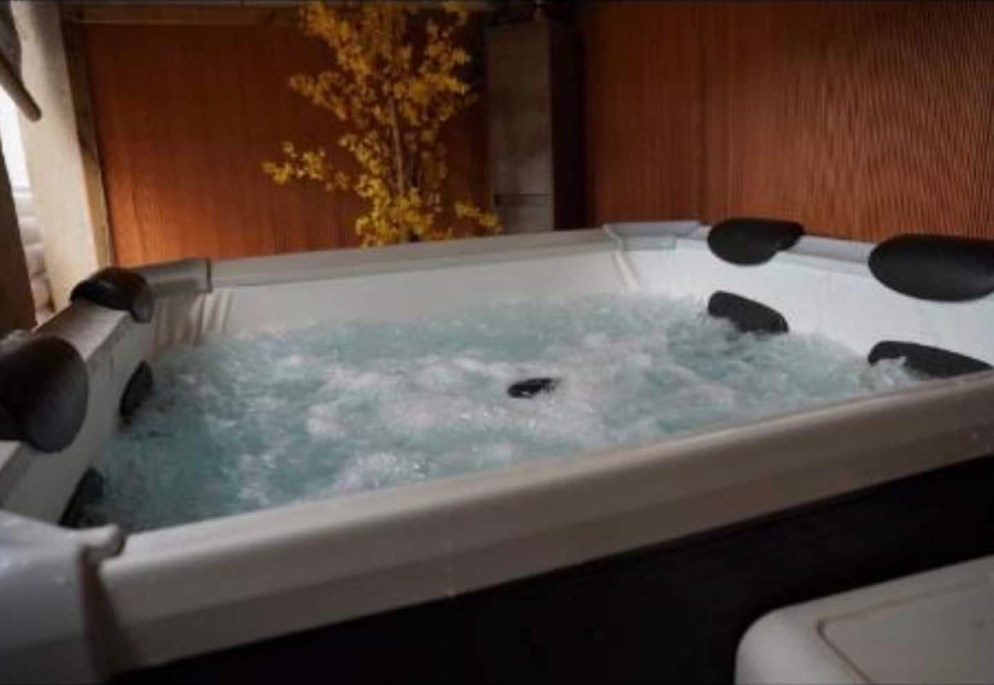 Le jacuzzi bouillonnant, privatisé sur créneau horaire