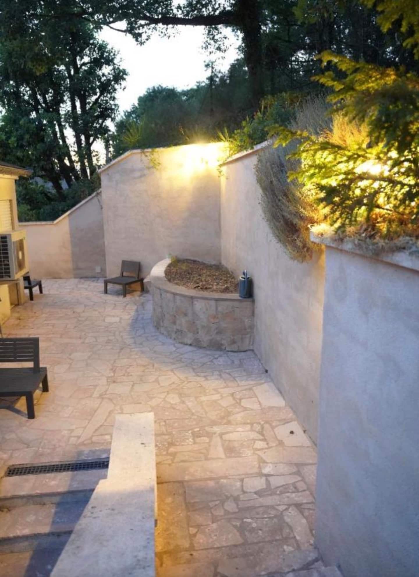 La cour du ranch et son mur en pierre à la tombée du jour